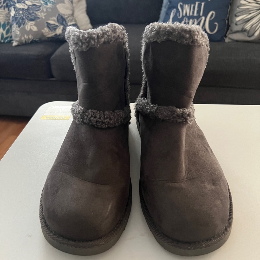 MAKALU Short Gray Faux Fur Boots